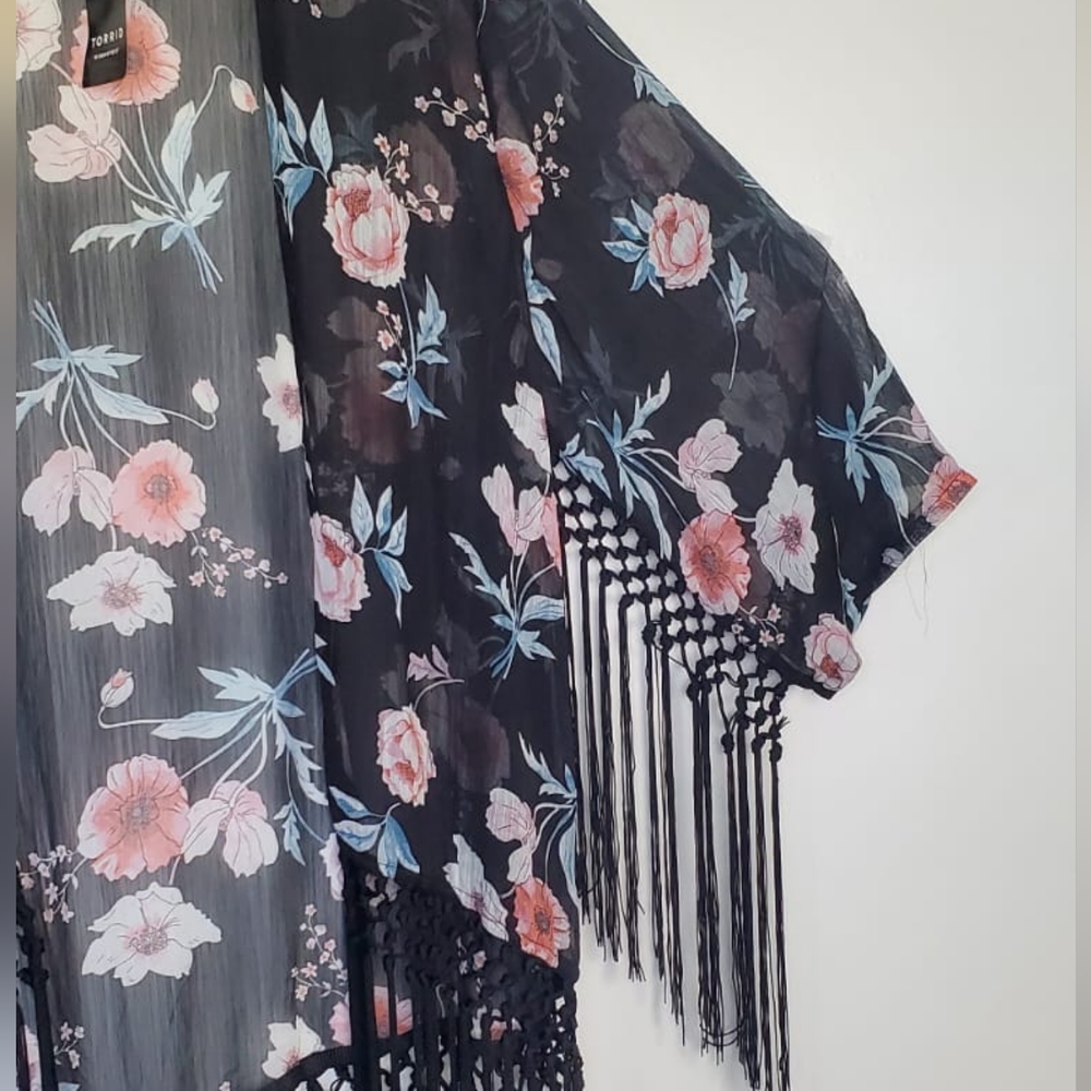 Torrid Floral Fringe Trim Short Sleeve Kimono size 00/0 or M/L - Picture 3 of 11